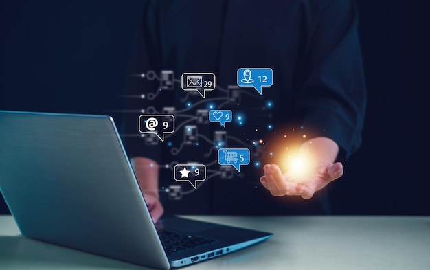 Utilizar el teléfono inteligente con las redes sociales vivir en vacaciones y comunicación Medios sociales y concepto digital en línea