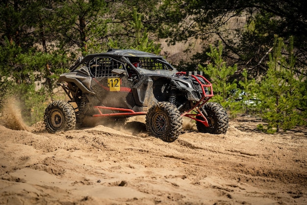 UTV ATV 4x4 Geländewagen im sandigen Freigelände Buggy extremes Fahren