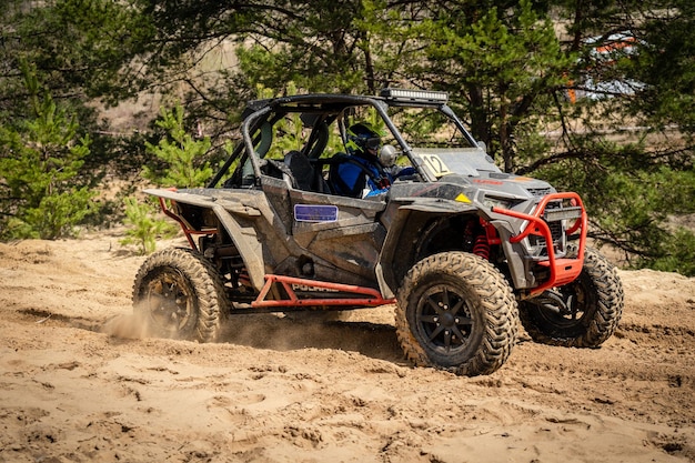 UTV ATV 4x4 Geländewagen im sandigen Freigelände Buggy extremes Fahren