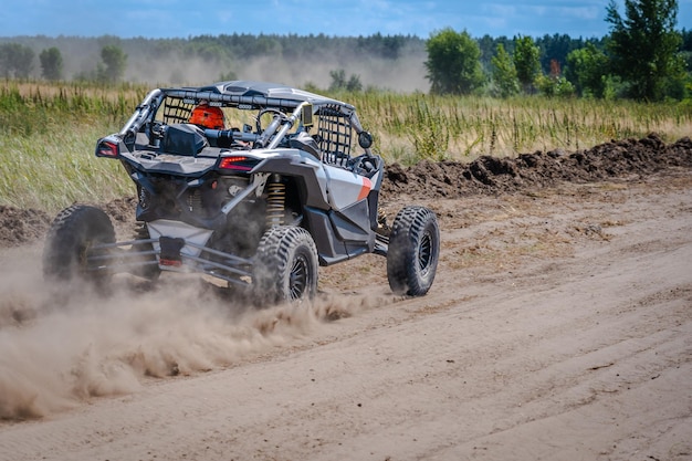 UTV Buggy ATV Quad 4x4 in Aktion auf Sand