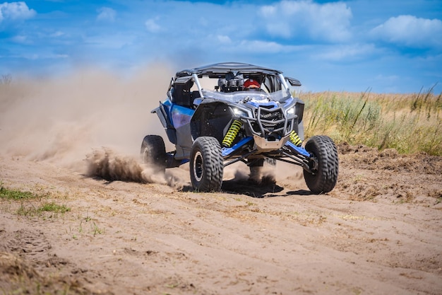 UTV in Aktion, Geländewagenrennen auf der Sanddüne. Extremes Adrenalin im Geländewagen