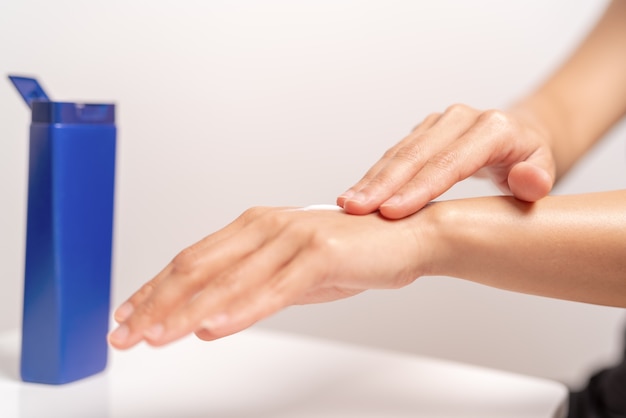 UV-Schutz-Körper-Lotion-Hautpflege-Frauenhände tragen Körpercreme auf Schönheit und Körperpflege