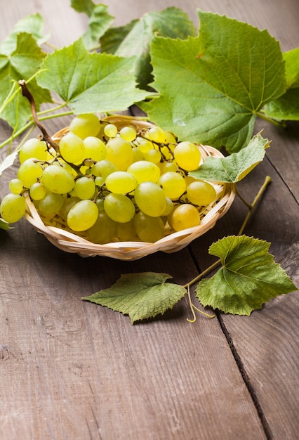 Uva blanca con hojas en la placa tejida