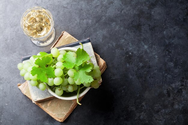 Uva branca e taça de vinho