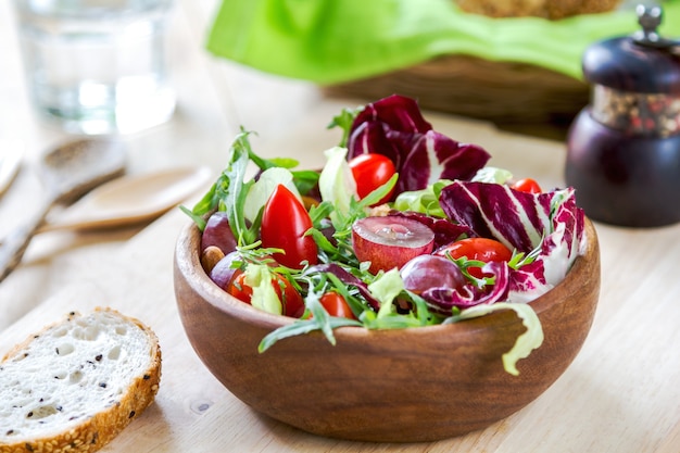 Uva com Radadicchio, Salada de rúcula com pão de gergelim