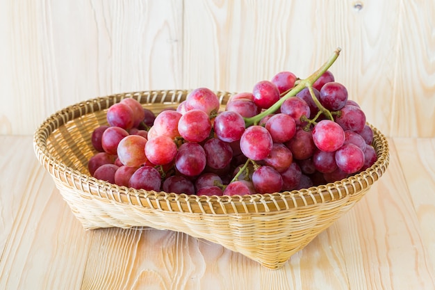 Uva em uma bandeja de frutas