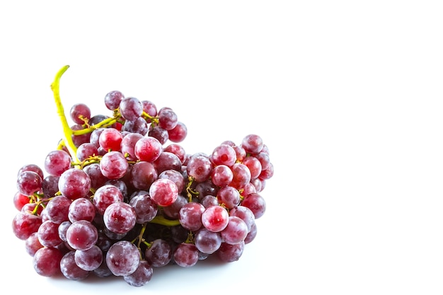 Foto uva fresca sobre fondo blanco, fruta