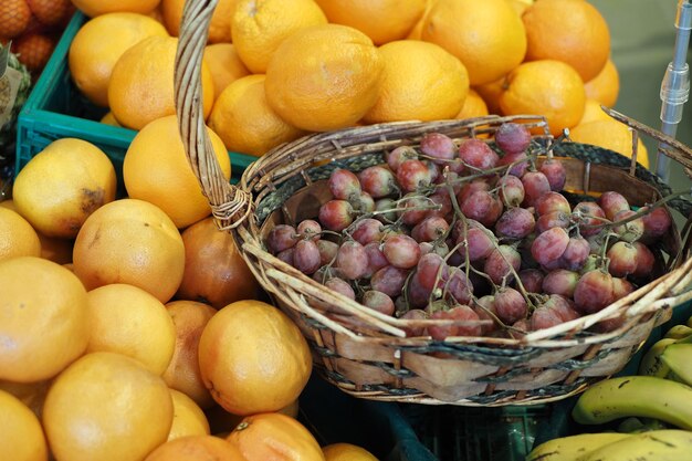 Uva fresca en un tazón