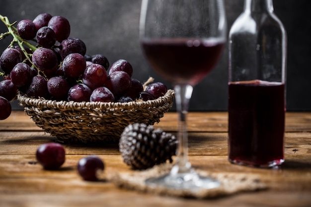 Uva para vinho na mesa de madeira