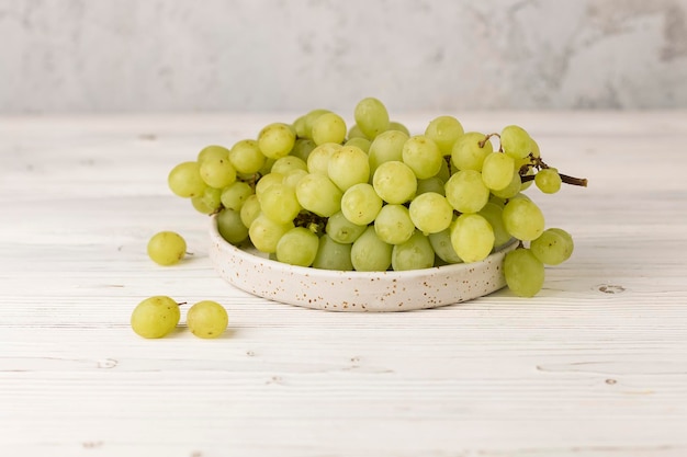 Uva preta e verde suculenta fresca na mesa