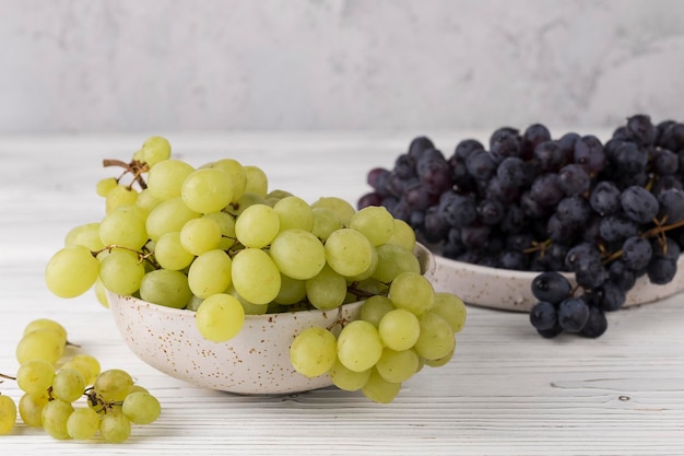 uva preta e verde suculenta fresca na mesa