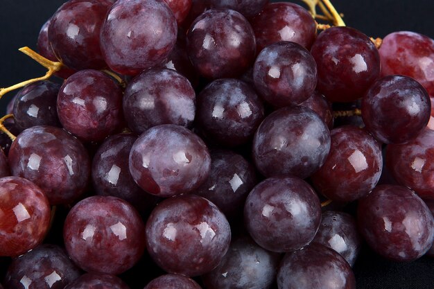 Uva roja con gotas de agua