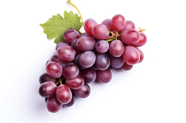 Uva roja con hoja sobre fondo blanco