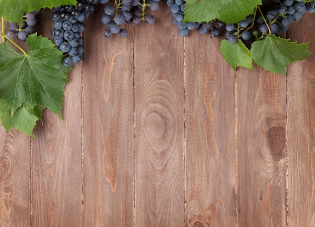 Uva roja sobre mesa de madera