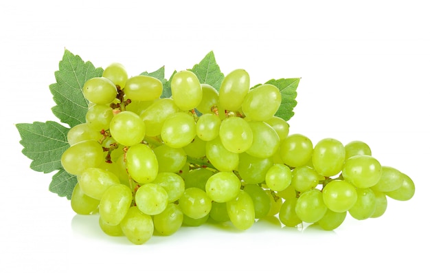 Foto uva verde isolada no fundo branco