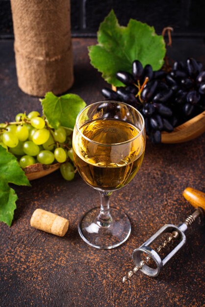 Uva, vinho e saca-rolhas vintage