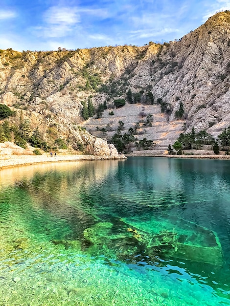 Foto uvala zavratnica baía croácia hrvatska mar turquesa água clara navio afundado céu claro dia de caminhada ensolarado