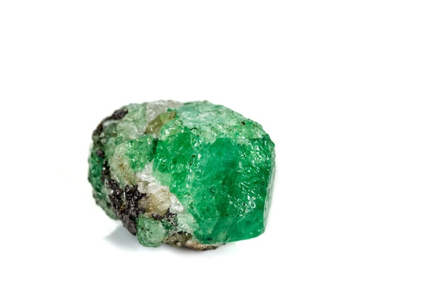 Uvarovite mineral de pedra macro da granada na rocha em um fundo branco