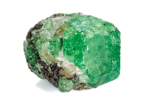 Uvarovite mineral de pedra macro da granada na rocha em um fundo branco