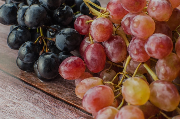 Uvas azuis com folha verde saudável comer