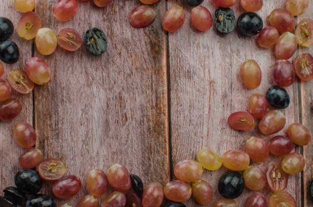 Uvas azuis com folha verde saudável comer