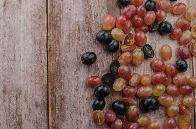 Uvas azuis com folha verde saudável comer