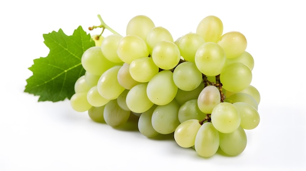 Uvas blancas aisladas sobre un fondo blanco