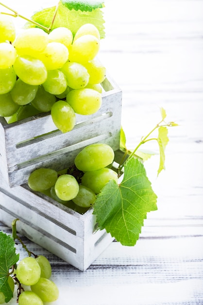 Uvas blancas en cajas