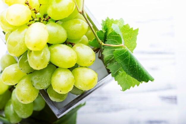 Uvas blancas en cajas