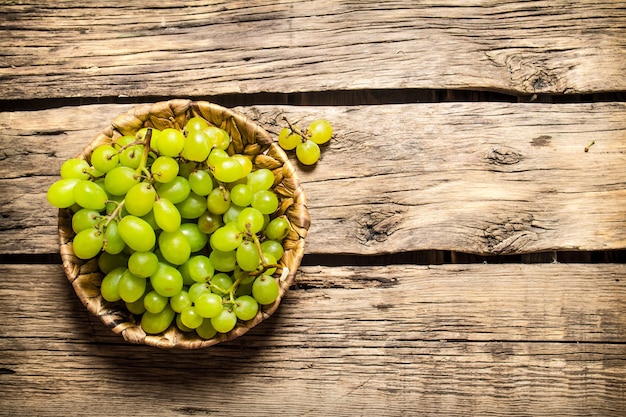 Uvas blancas en una canasta.