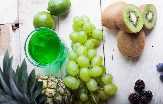 Uvas blancas y kiwi.