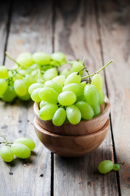 Uvas blancas en la mesa de madera