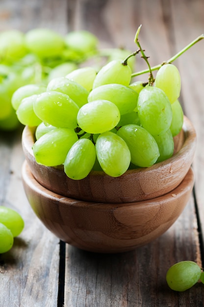 Uvas blancas en la mesa de madera