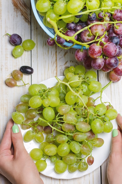Foto uvas blancas en plato blanco.