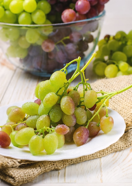 Uvas blancas en plato blanco.