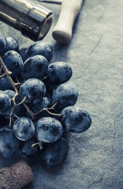 Uvas y botella de vino en la mesa