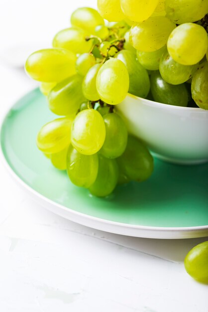 Uvas brancas doces em uma tigela