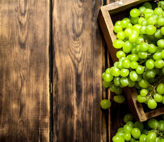 Uvas brancas em uma velha caixa.