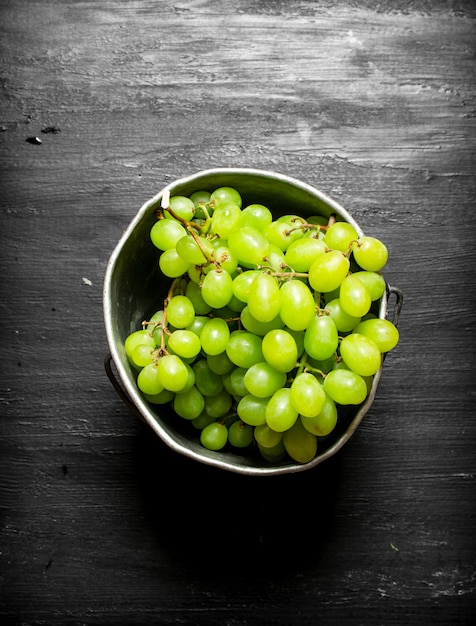 Uvas brancas na velha panela.