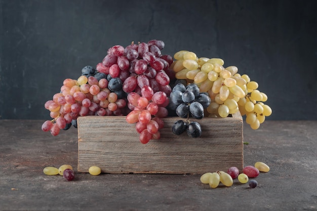 Uvas en una caja de madera