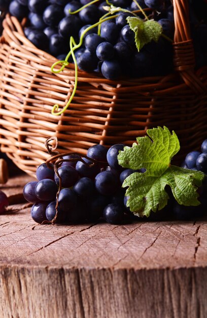 Uvas en una canasta sobre un fondo de madera