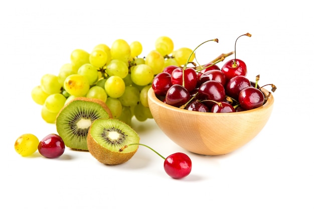 Uvas, cerezas y kiwis en blanco