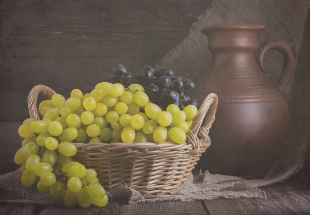 Uvas en una cesta en estilo rústico.