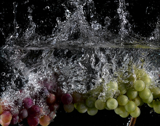 Uvas chapoteando en el agua