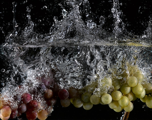 Uvas chapoteando en el agua