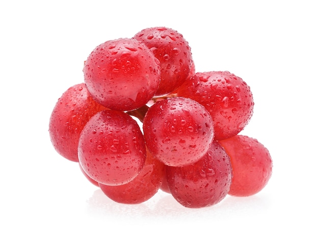 Uvas com gotas de água isoladas no branco