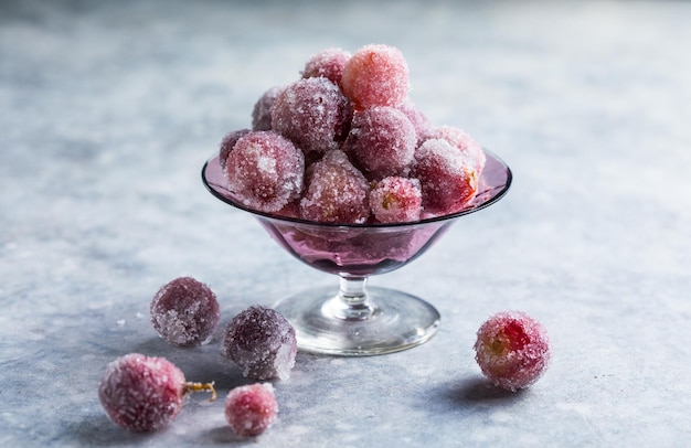 Uvas congeladas de caramelo agrio saludable. Postre navideño