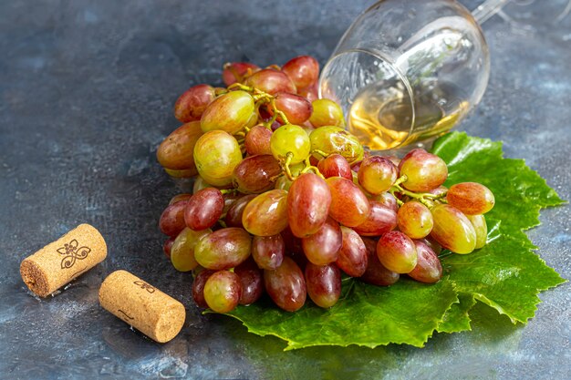 Uvas y una copa de vino