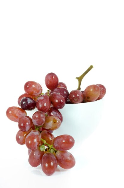 Foto uvas con cuenco contra un fondo blanco