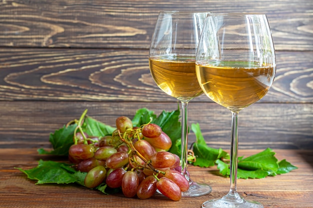 Uvas e taças de vinho